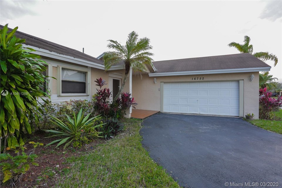 charming 4 bedroom 2 bathroom rental home charming one-story home is set on private canal lot, lushly landscaped and no neighbors behind. spacious screened and tiled patio, perfect for outdoor entertaining or just relaxing. the interior features 4 bedrooms and 2 baths with open layout and split bedroom plan. new laminate floor in all bedrooms. partially fenced. accordion shutters. enjoy the bonaventure town center amenities: tennis courts, pool, theater, room for private parties, indoor skating and basketball courts and much more.